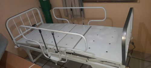 Cama Hospitalar Manual - Semi-nova "Cor Branco" 