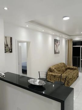 Luxuoso 2 quartos com varandao +garagem 200m.da praia Copacabana 
