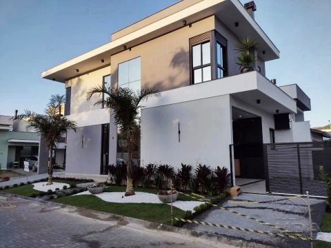 Casa de luxo em condomínio fechado de alto padrão