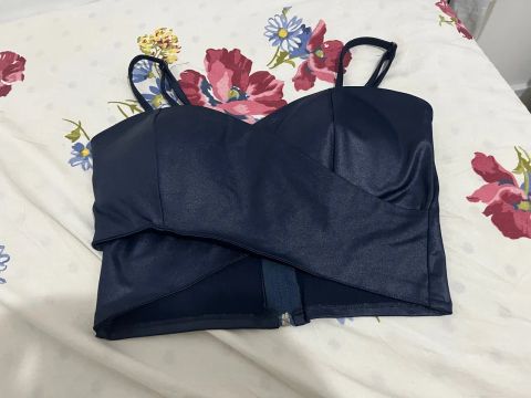 Top azul marinho com decote cruzado 