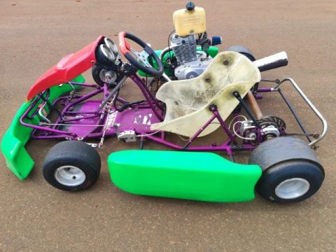 Kart com partida elétrica 125cc para drift, acompanha vários pneus. 