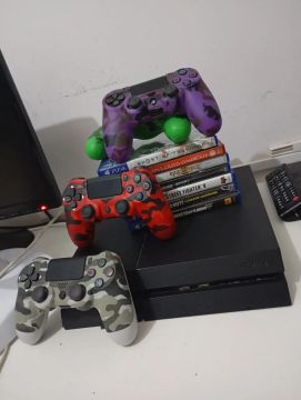 Playstation 4 com 4 controles 