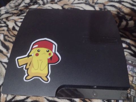 Playstation 3 Slim com adesivo do Pikachu ( tem como tirar o adesivo)