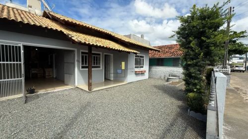 CASA COM 2 DORMITÓRIOS SENDO 1 SUÍTE, NO BAIRRO GRAVATÁ, NAVEGANTES SC.