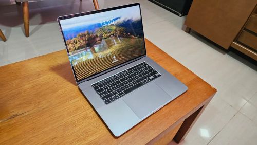 Macbook Pro 2019 16" i7 16gb 500gb GPU AMD