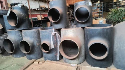 lote de conexões industriais em aço carbono.