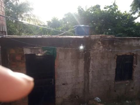 Casa com 1 quarto, sala cozinha e um banheiro