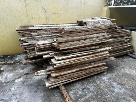Tábuas de Pinos, Madeirite e Pau Roliço  - Barato para retirar do local!
