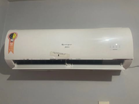 AR CONDICIONADO 12.000 BTUS 4 ANOS DE USO FUNCIONANDO PERFEITAMENTE.