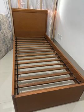 Cama de solteiro madeira - Relíquia Imóveis 