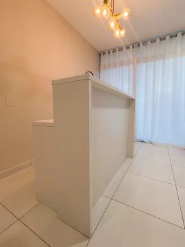Balcão de recepção branco