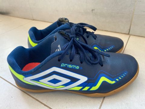 Chuteira de futsal Infantil Umbro Prisma +