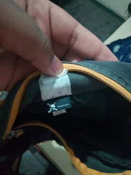 Mochila Oakley original amarelo e preto apenas o detalhe atrás de custura 