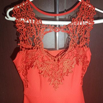 Vestido vermelho com renda