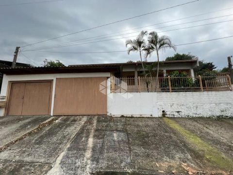 Casa com 4 dormitórios no Arroio Grande