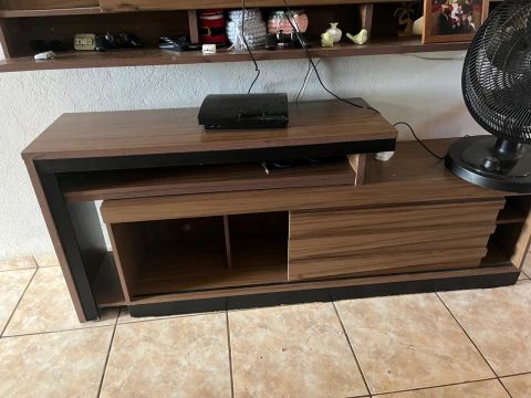 Rack para TV de madeira com 3 prateleiras