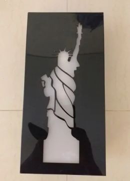 belíssima luminaria de parede modelo estatua da liberdade 