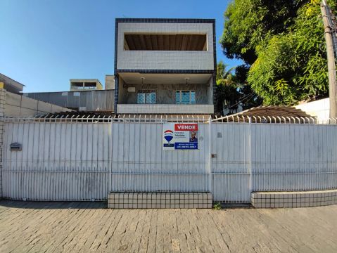 Centro de Nilópolis com 5 quartos, suíte, terraço e vagas de garagem