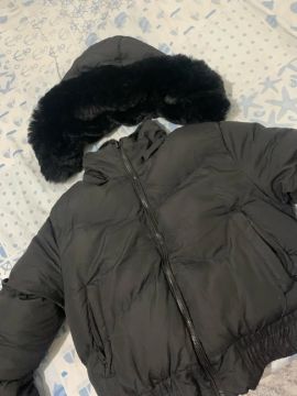 Casaco de inverno preto com capuz de pelo