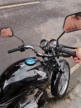 Moto Honda 125 em dias