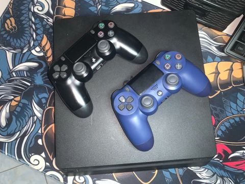 Playstation 4 slim-1TB e 2 controles