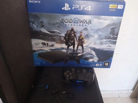 Playstation 4 God of War Ragnarok com controle e cabo HDMI