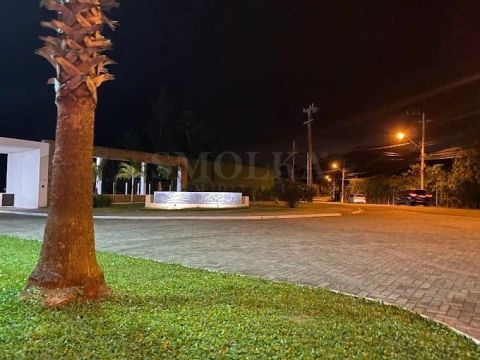 Terreno a venda em condominio fechado.