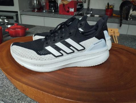 Adidas Ultraboost 5 - Tamanho 43