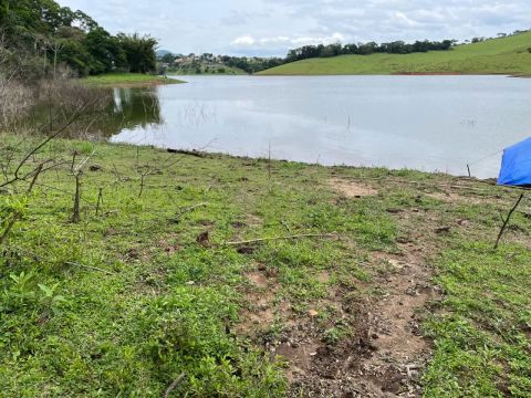 Sítio Pé na Água  24.200 m² na Represa de Piracaia