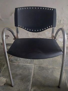 Cadeira de Metal com Assento Preto