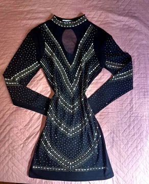 Vestido tubinho gola alta com aplicações 