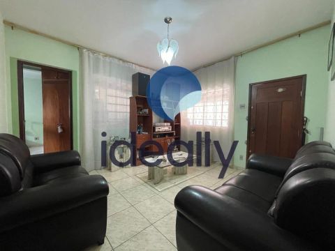 Casa com 03 quartos, 02 de vagas paralelas, bairro Jardim Alvorada