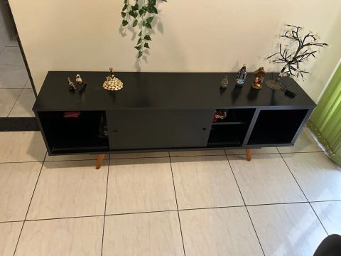 Rack de TV Preto com Detalhes em Madeira