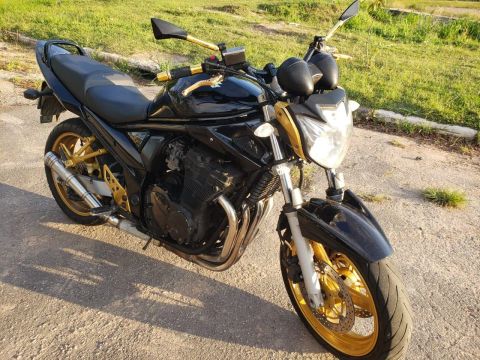Suzuki BANDIT 650S- Preta com detalhes em dourado