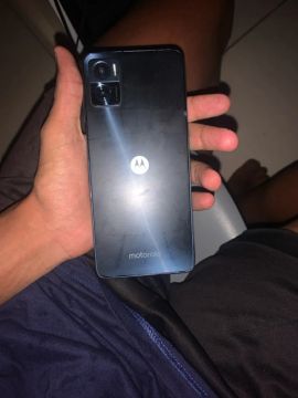 Moto e 22, com tela queimada 