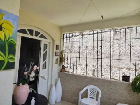 Vendo Duas casa, térreo e primeiro andar