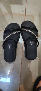 Sandálias femininas pretas com detalhes em strass