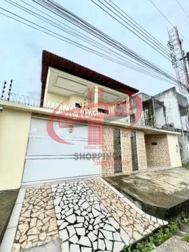 Excelente casa de dois pavimentos contendo 03(três) suíte e um quarto, prox. a Orla