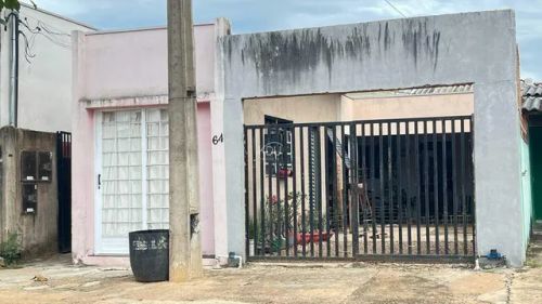 Ótimo Investimento 2 Casas no terreno e Salão.