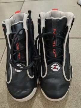 Tênis Jordan Preto 32.5 infantil. Original. Sem palmilhas.