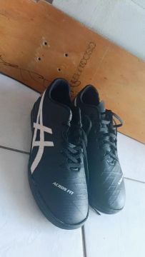 Chuteira society réplica Asics 
