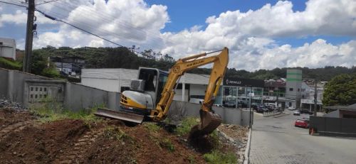 Mini Escavadeira New Holland E50B