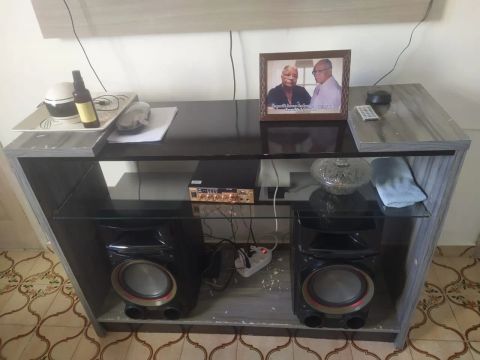 Rack com prateleira de vidro