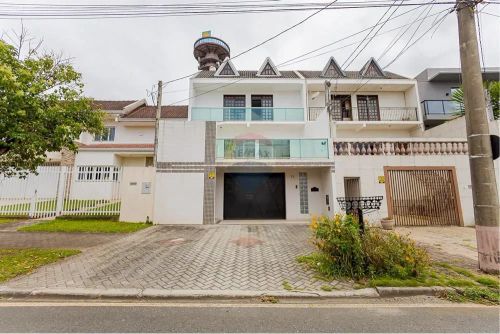 SOBRADO NO MERCÊS COM 380M2 DE ÁREA ÚTIL E 4 VAGAS DE GARAGEM.