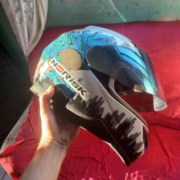 Capacete número 56. NORISK