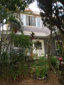 Casa aconchegante em condomínio fechado