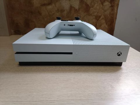 Xbox ONE S 1 TB - SemiNovo-Bem Cuidado 