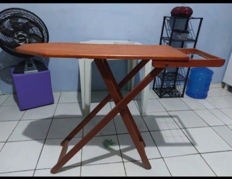 Mesa de passar roupa dobrável em madeira