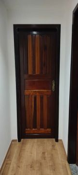 Porta de madeira maciça + caixa + alizares 