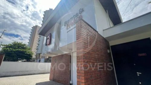 Casa com 230 m² de área privativa e 8 salas individuais em Blumenau